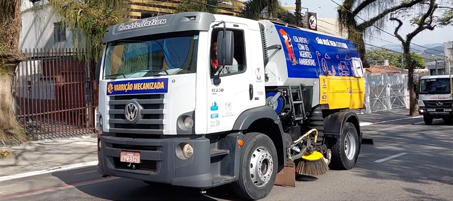 Funcionários da URBAM realizando o serviço de capina